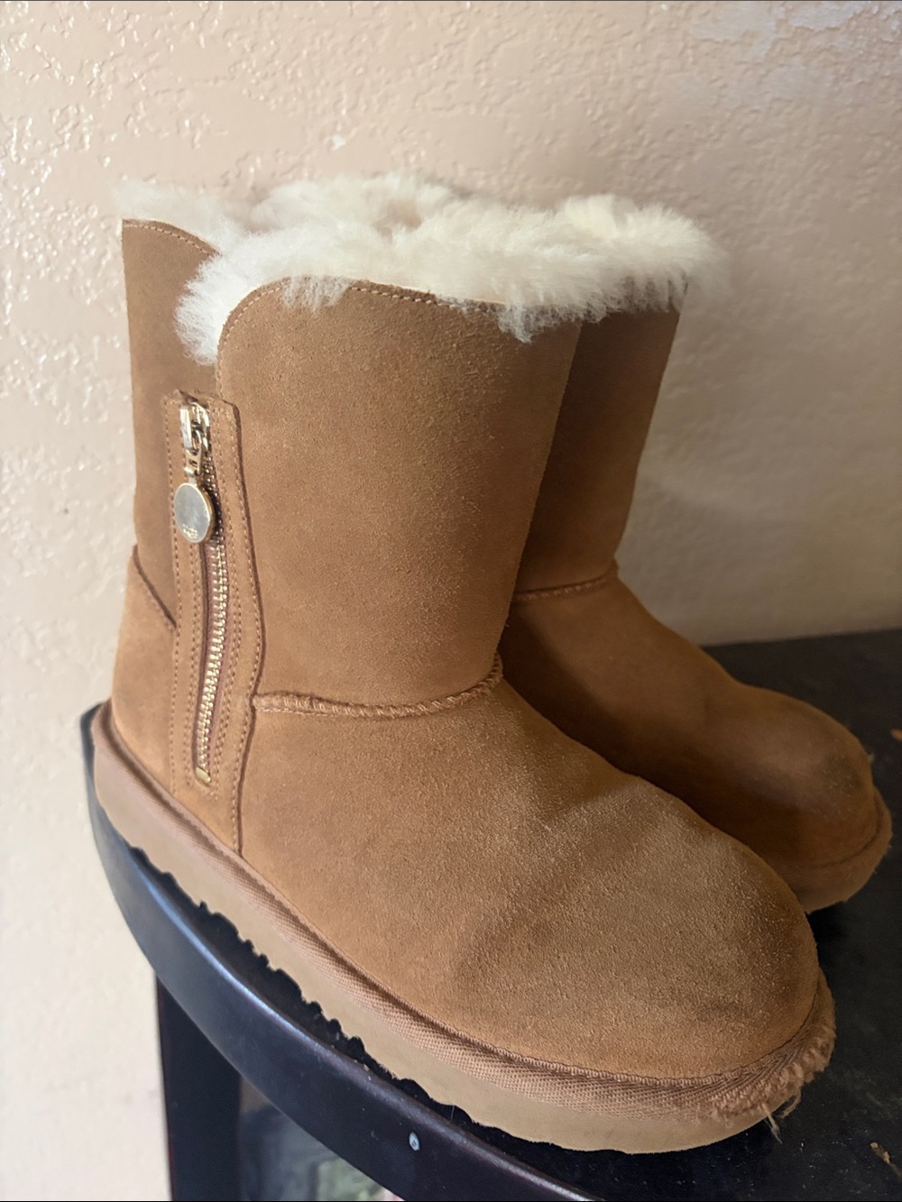 UGG Kids Classic Mini Zip Boots – Chestnut – Youth Girls Size 3